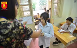 Cận cảnh các thí sinh tập trung làm bài trong phòng thi